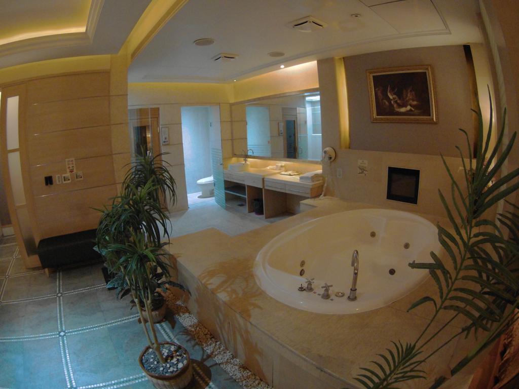 Changsing Business Motel Тайнан Екстериор снимка