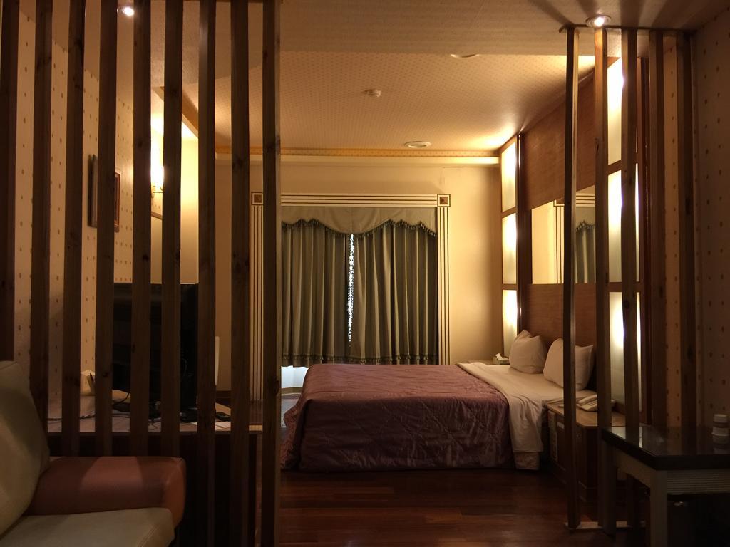 Changsing Business Motel Тайнан Екстериор снимка